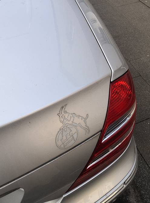 В городе, в&nbsp;том числе на&nbsp;автомобилях, попадается изображение козла — это символ кельнской футбольной команды. Козла зовут Хеннес Девятый, у него есть даже профиль в «Инстаграме»‎