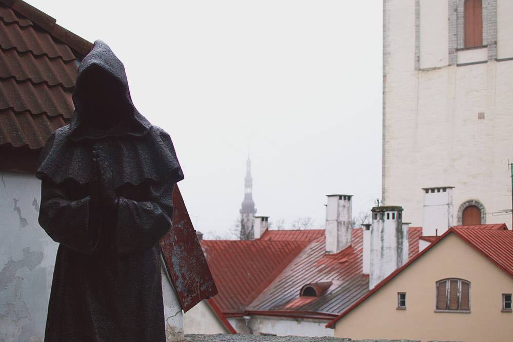 За безликим монахом в Саду датского короля — вид на церковь Нигулисте