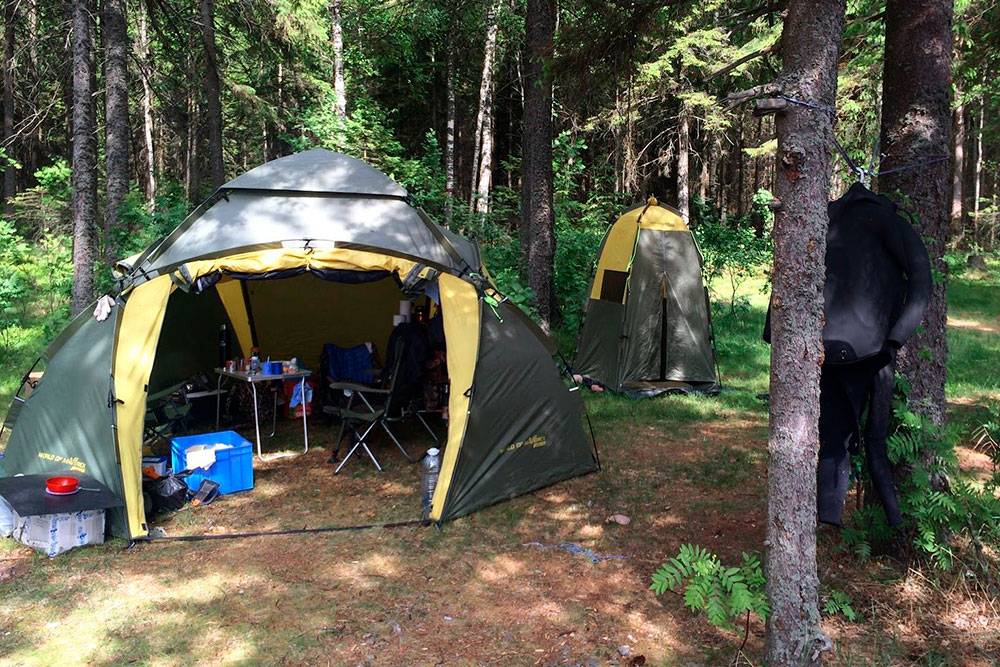 Мы с женой живем в палаточном лагере на берегу. Я купил шатер, чтобы складывать вещи, обедать и греться, а еще палатку-туалет. Всё вместе стоит 35 000 <span class=ruble>Р</span>, но такой комплект покупать необязательно, можно найти гораздо дешевле