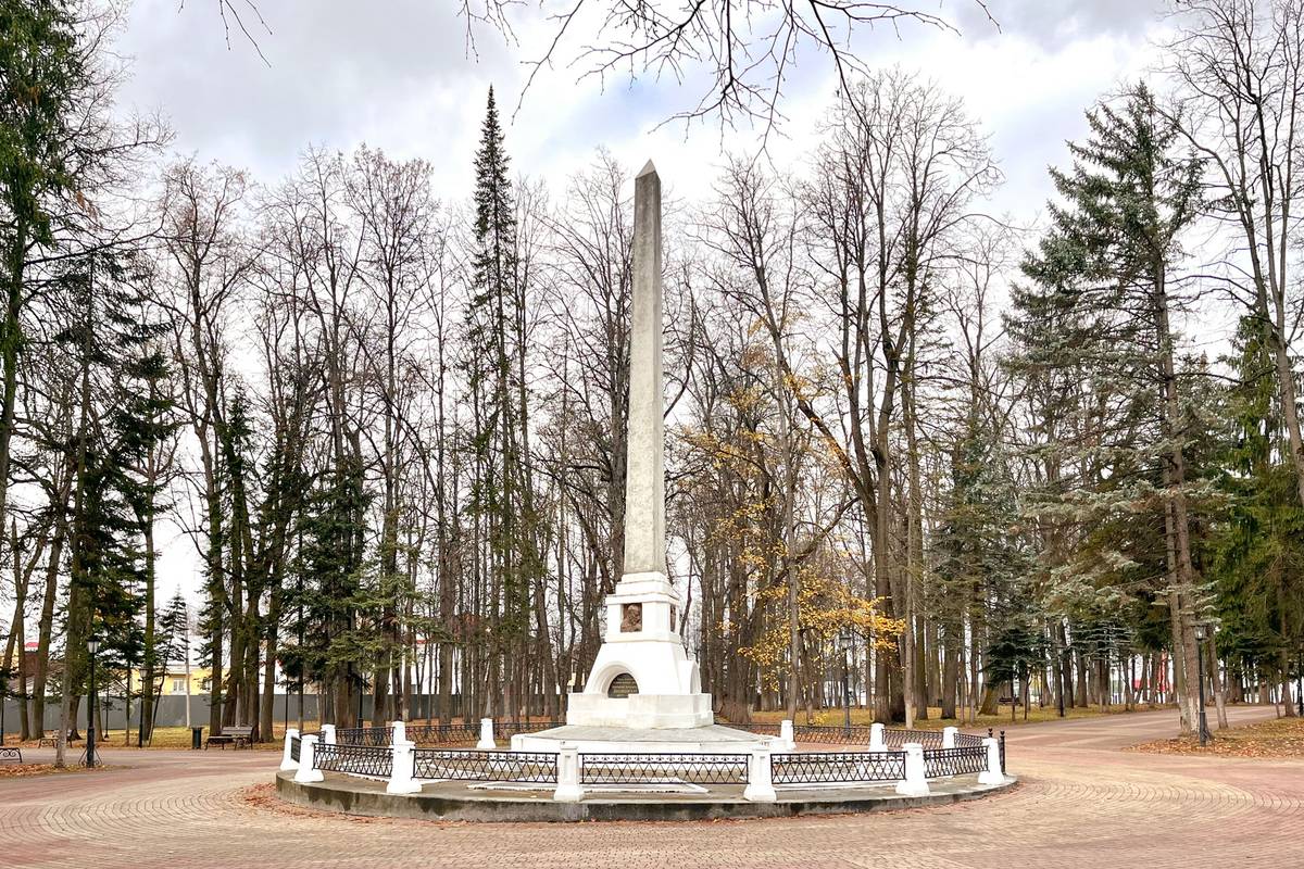 К могиле Циолковского ведут все дорожки в парке