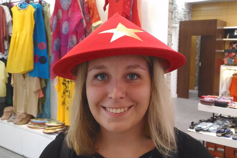 Для туристов делают не только классические соломенные, но и разноцветные шляпы