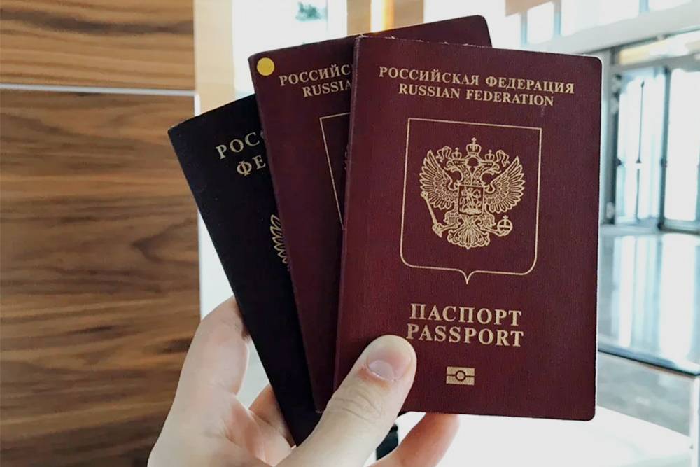 Чтобы не путаться в паспортах, я сделал наклейку. Третий паспорт на фото — паспорт гражданина РФ