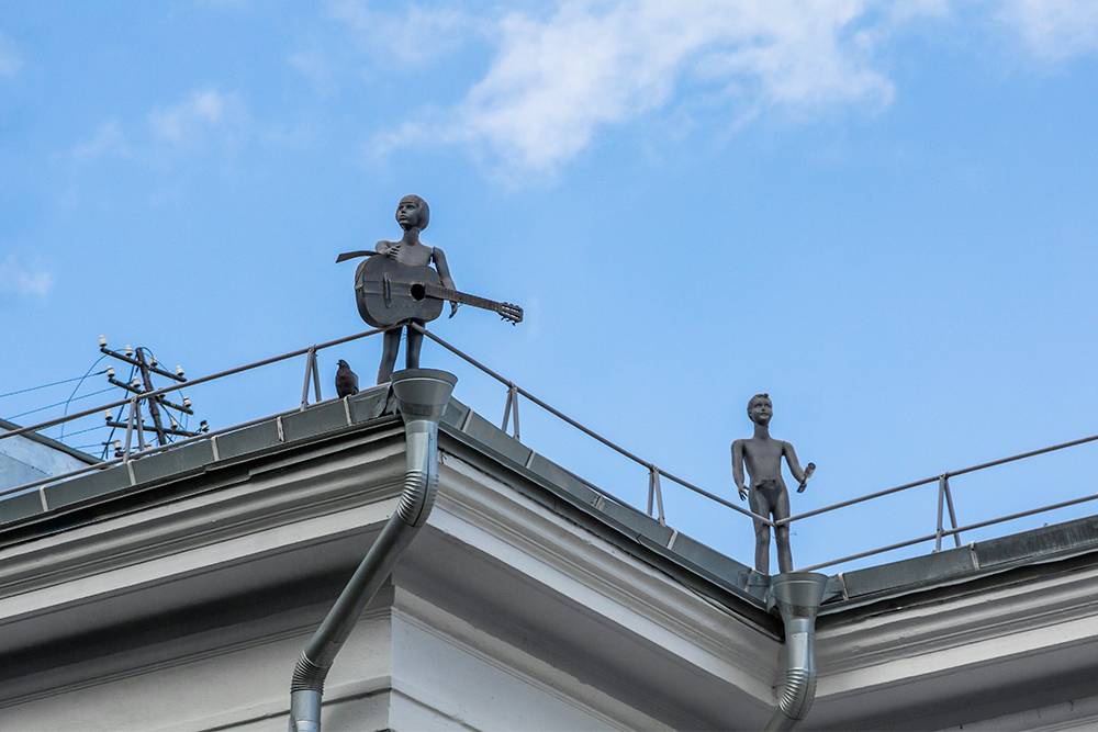 Семь фигур на крыше олицетворяют науки и искусства