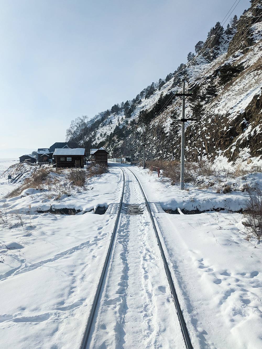 Железная дорога проходит прямо между Байкалом и скалами