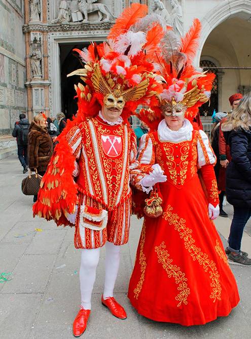 Стиль костюмов отличается пестротой и пышностью и всегда связан с образами средневековой, ренессансной или барочной Италии, венецианской комедией дель&nbsp;арте и придворной европейской модой