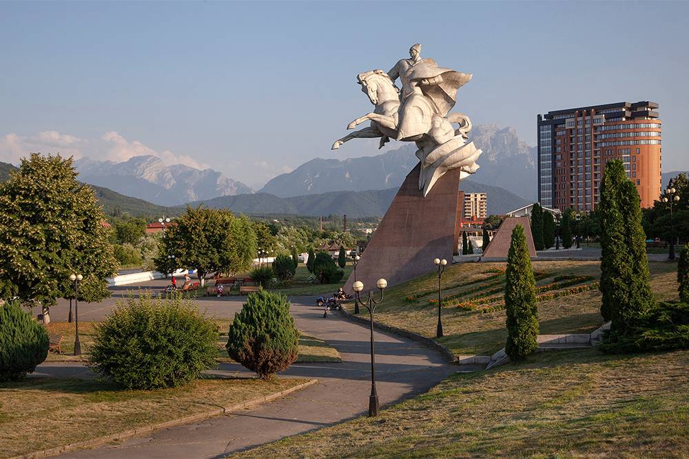 Памятник Плиеву на фоне Столовой горы. Источник: Poteryaev Sergey / Shutterstock