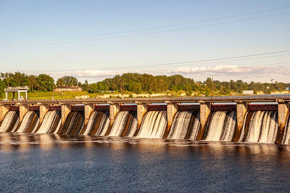 Неподалеку от крепости, в Волхове, есть гидроэлектростанция — одна из старейших действующих ГЭС в России. Ее построили в 1927 году