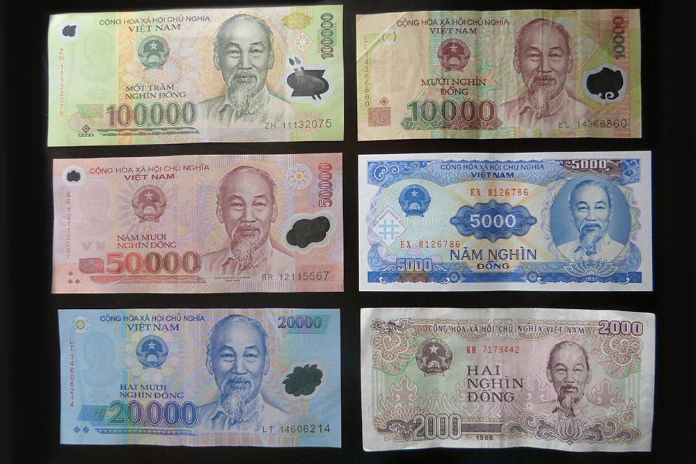 Купюры 10 000 и 100 000 ₫ различаются, но при первом знакомстве их часто путают