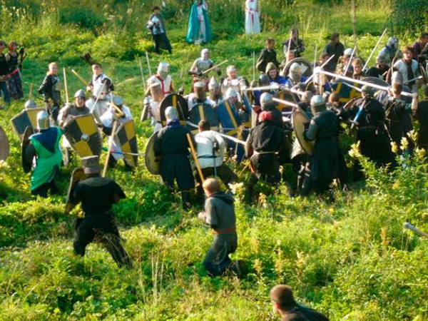 Боевка на текстолитовом оружии. За этим я и пришла в ролевые игры. Фото 2005&nbsp;года. Даже я здесь есть — слева в дальнем ряду