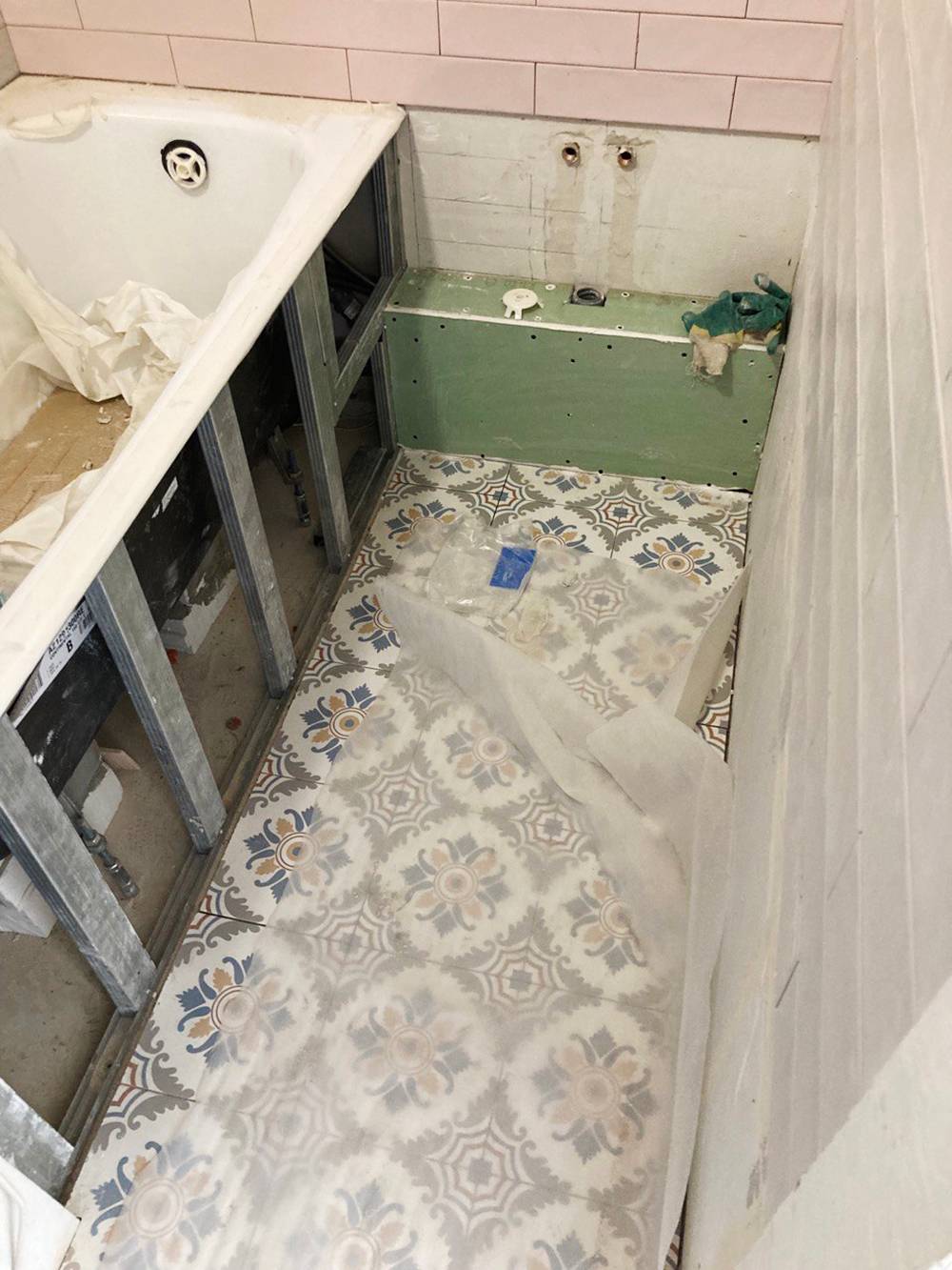 На пол уложили плитку, а сантехнические коммуникации спрятали в короб. Сверху короб потом отделали плиткой, и его совсем не стало видно за тумбой