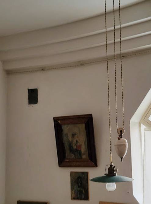 Лампа в доме Мельникова вдохновила на винтажную проводку и светильники