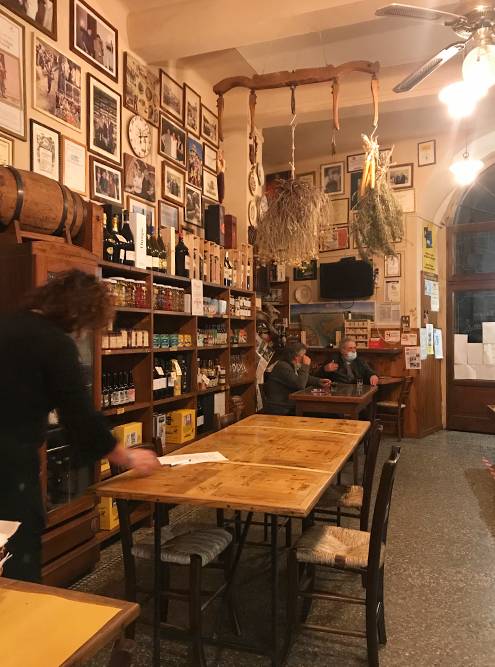 Кафе в маленьком итальянском городке в Тоскане