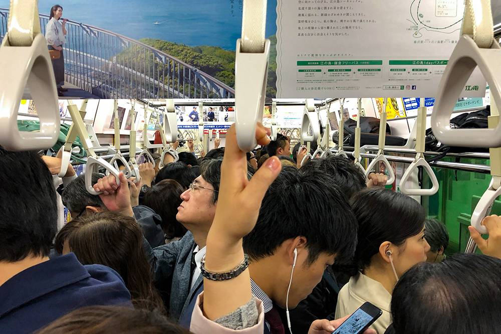 В вагоне токийского метро в час пик