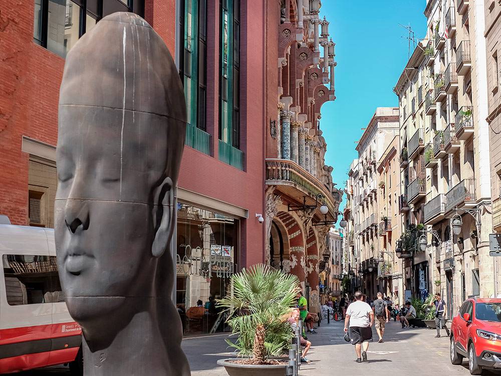Современная скульптура «Кармела» возле Дворца каталонской музыки. Сделал эту удивительную работу скульптор из Андорры Жауме Пленса. Фото: Shutterstock