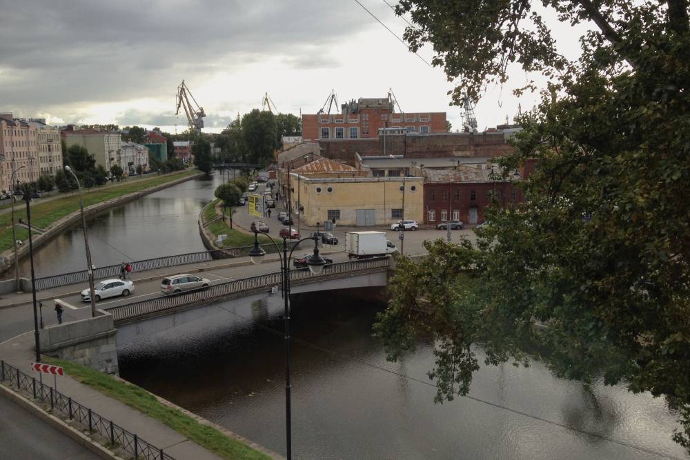 Вид из окна кабинета Блока на реку Пряжку и Банный мост. Вдалеке — краны Адмиралтейских верфей
