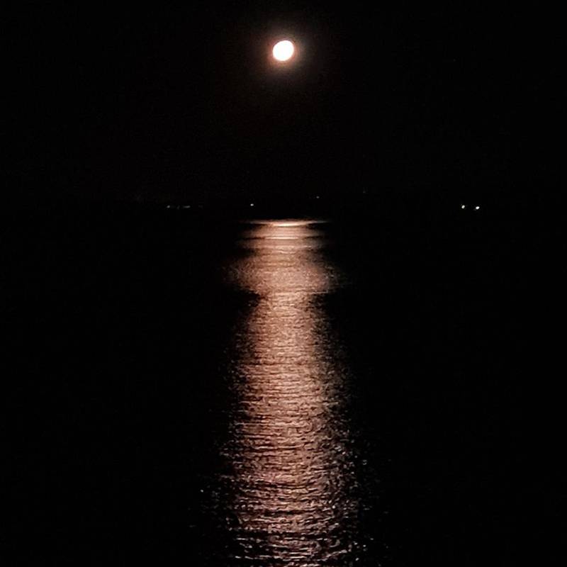 Остановились полюбоваться и сфотографировать луну над&nbsp;морем