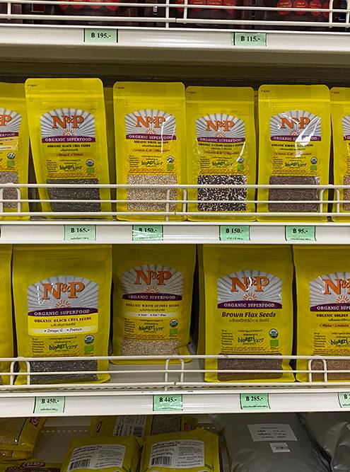 Еще я покупала продукты в магазине Limpipong. Выходит дороже, чем&nbsp;в супермаркетах, но продукция там органическая и сертифицированная, на упаковках есть знаки «Евролист» и USDA