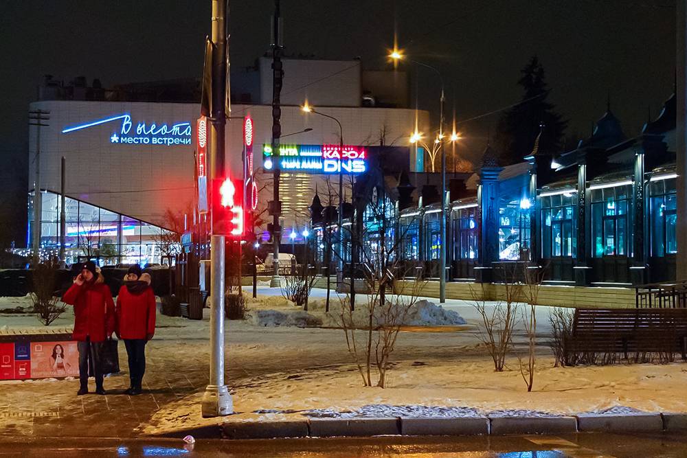 Вид на «Высоту» и круглогодичный фермерский рынок, который одна моя подруга назвала «уродской готикой». Раньше местные смеялись над&nbsp;их несочетаемостью, но человек, как известно, ко всему привыкает