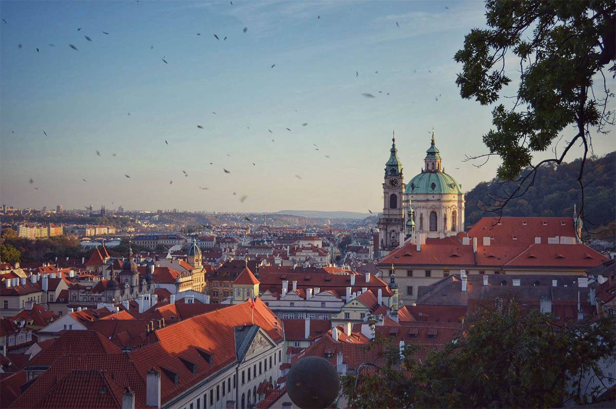 Столица Чешской Республики — Прага. Вид на пражские красные крыши