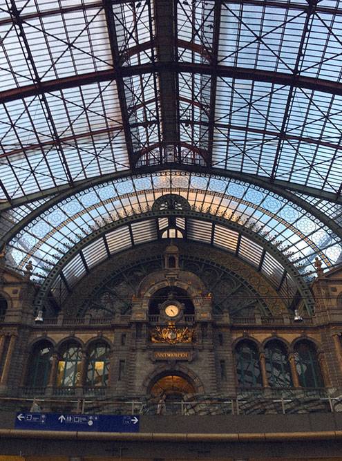 Вокзал Антверпена — городская достопримечательность. Это огромное роскошное здание больше походит на дворец