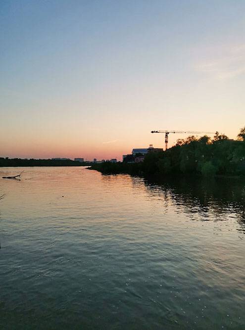 Закат на набережной Иртыша, рядом с гостиницей «Турист», где я остановилась