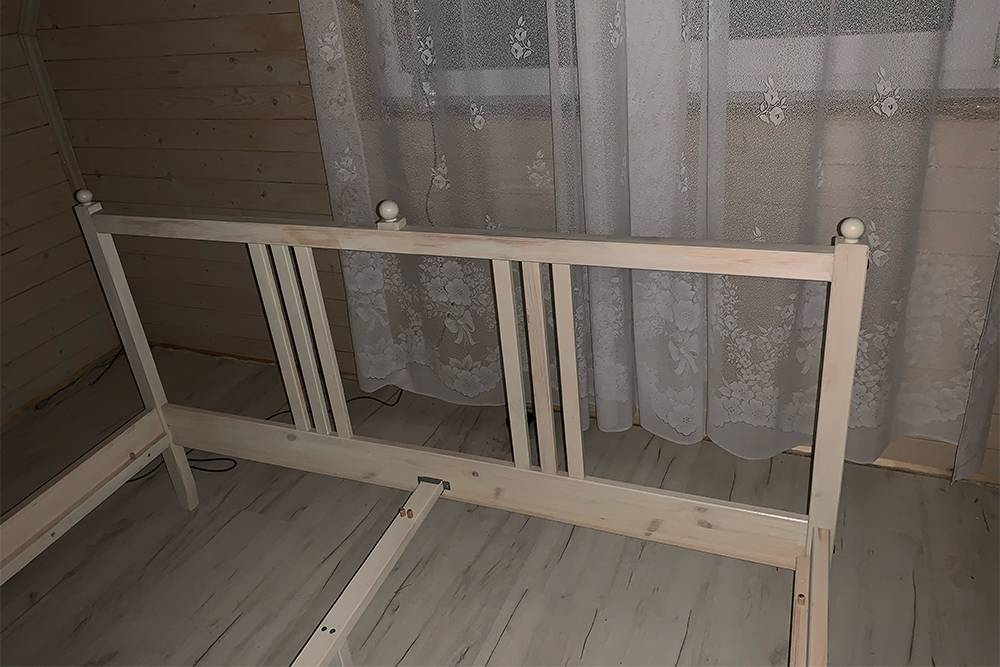 Деревянные ручки с комода я приклеила на изголовье кровати