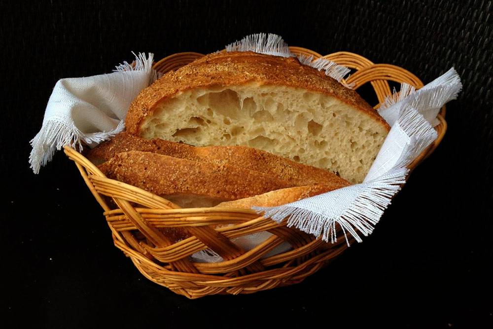 Хлеб на закваске «левито мадре» с добавлением оливкового масла. Делается восемь часов, не считая времени, когда подходит опара