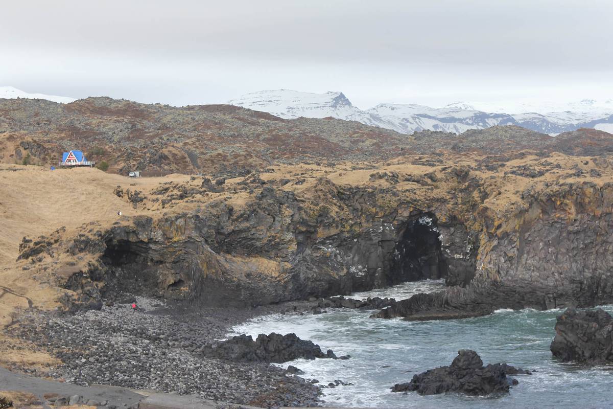 А еще в Исландии удивительная природа. Вот так выглядит полуостров Снайфелснесс, где происходило действие книги Жюля Верна «Путешествие к центру земли»