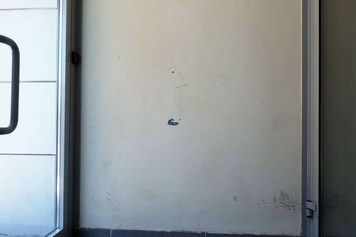 Недочет: застройщик не установил стопор для двери в подъезде — ручка бьет в стену