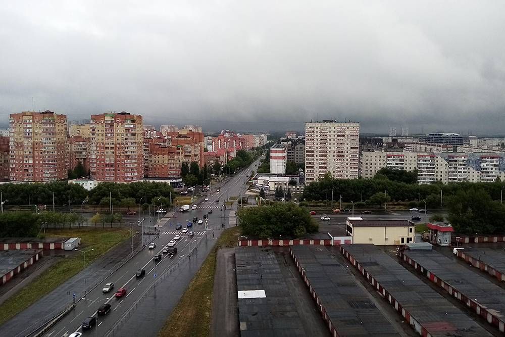Из окон 15-го этажа открывается красивый вид, но без замков на них страшно за детей