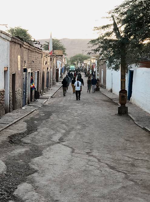 Большинство домов в Сан-Педро-де-Атакама построены из местного камня адоба, в них нет центрального отопления. В пустыне резкие перепады температуры: ночью может быть холодно