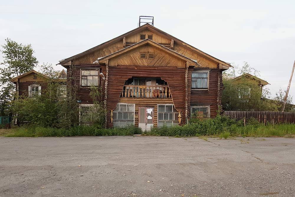 Деревянное здание аэропорта в поселке Сеймчан — оно до сих пор используется как аэропорт и метеостанция