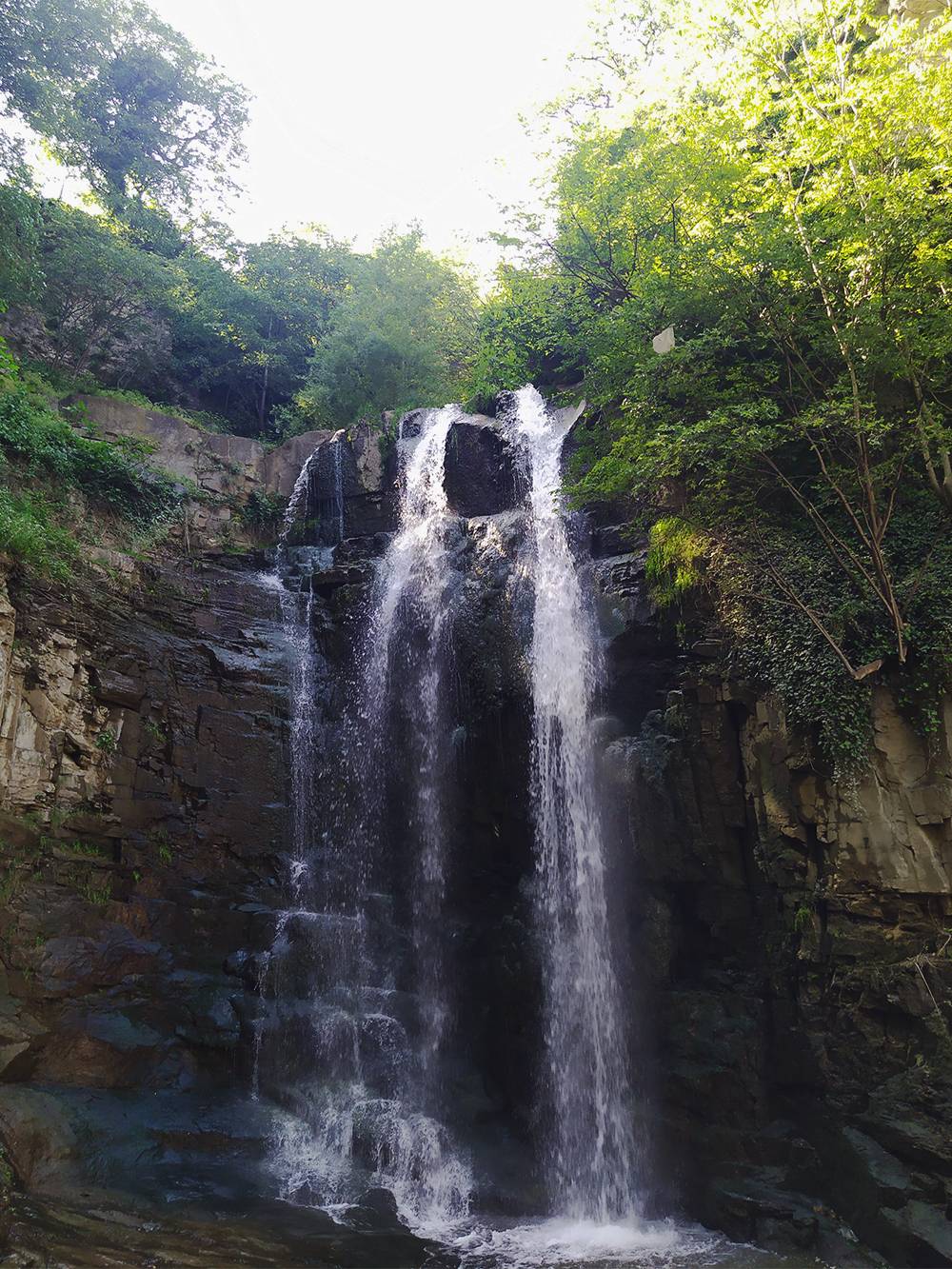 Неподалеку от квартала серных бань в Тбилиси есть водопад. Он спасет, если гуляете по центру в жару