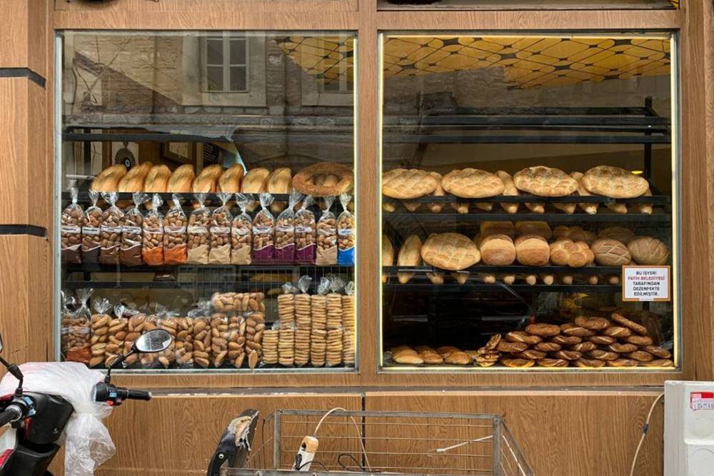 А вот витрина неприметной пекарни, где продают свежую выпечку