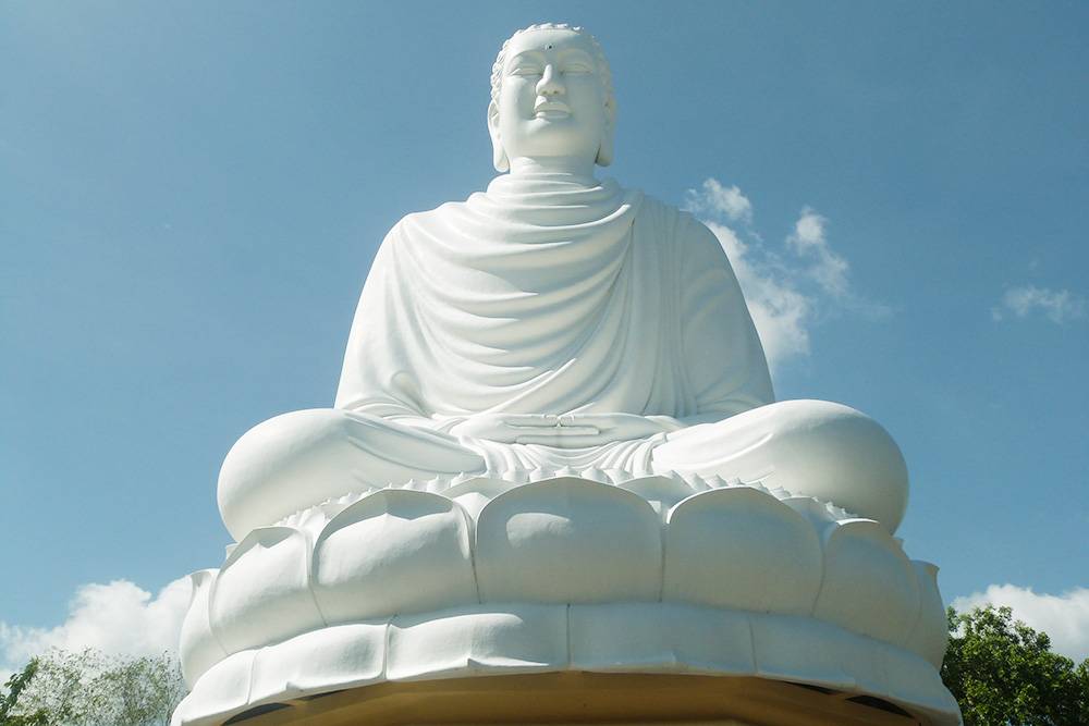 Будда цена. Нячанг статуя Будды. Пагода Лонг Шон белый Будда. Статуя белого Будды в Нячанге. Будда в лотосе статуя.