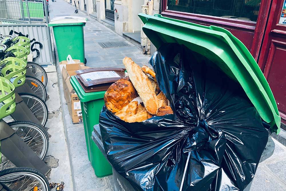Если эту еду не «спасти», еще вполне качественные продукты наутро выбросят в мусор — таковы правила французского общепита