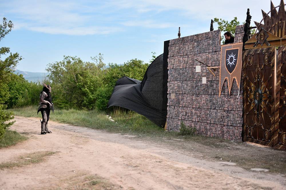 А&nbsp;это ворота Нильфгаарда. Фото тоже с&nbsp;ПРИ «Ведьмак» 2019&nbsp;года. Рядом с&nbsp;воротами стою я&nbsp;в&nbsp;костюме катакана. Источник: группа «Фотограф Симферополь&nbsp;| Судак&nbsp;| Евпатория»