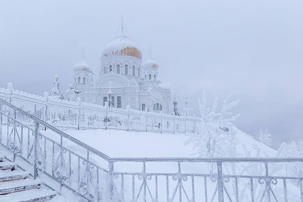 Зимой храм особенно красив: все в переливающихся льдинках. Фото: sedan504 / Shutterstock