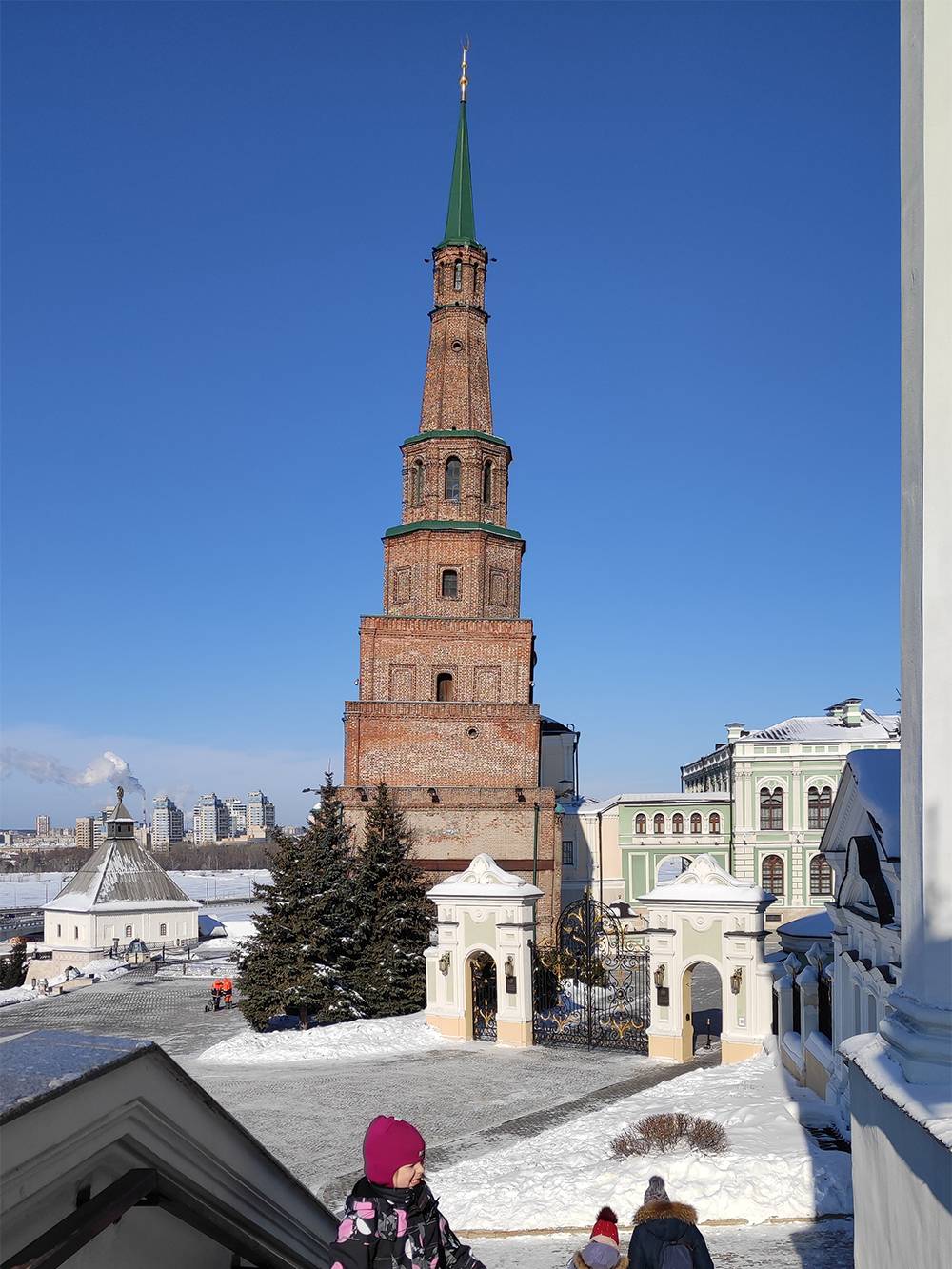 Слегка покосившаяся башня Сююмбике — один из символов Казани. Моей дочке она понравилась