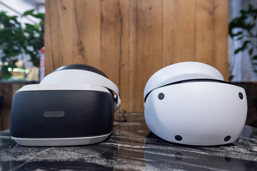 Слева — первый PS VR, справа — второй. Шлемы похожи, но новый легче и удобнее