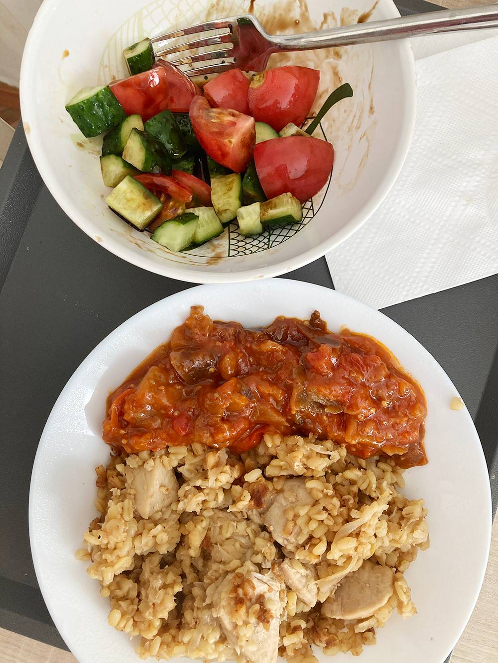 Курица с булгуром и баклажанами, салат