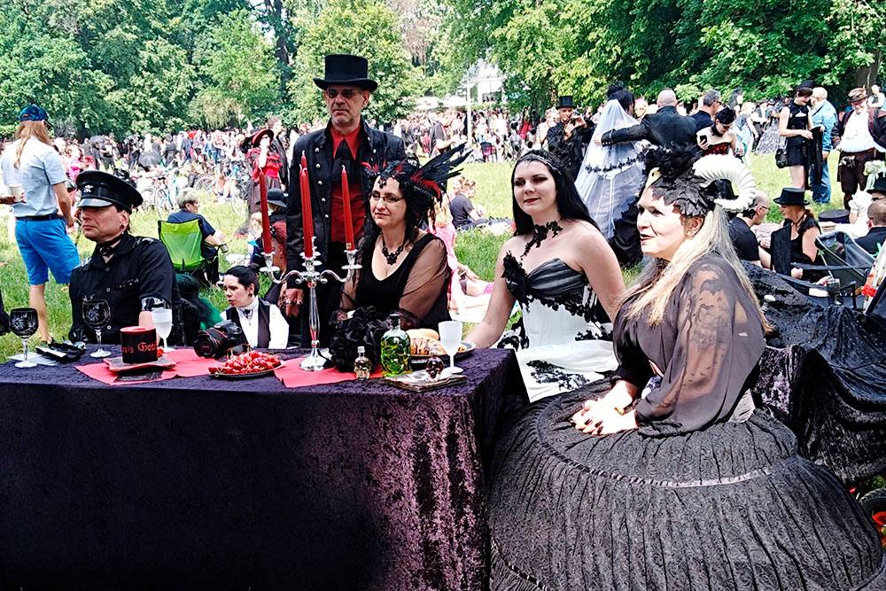 Это одно из главных мероприятий фестиваля — Викторианский пикник