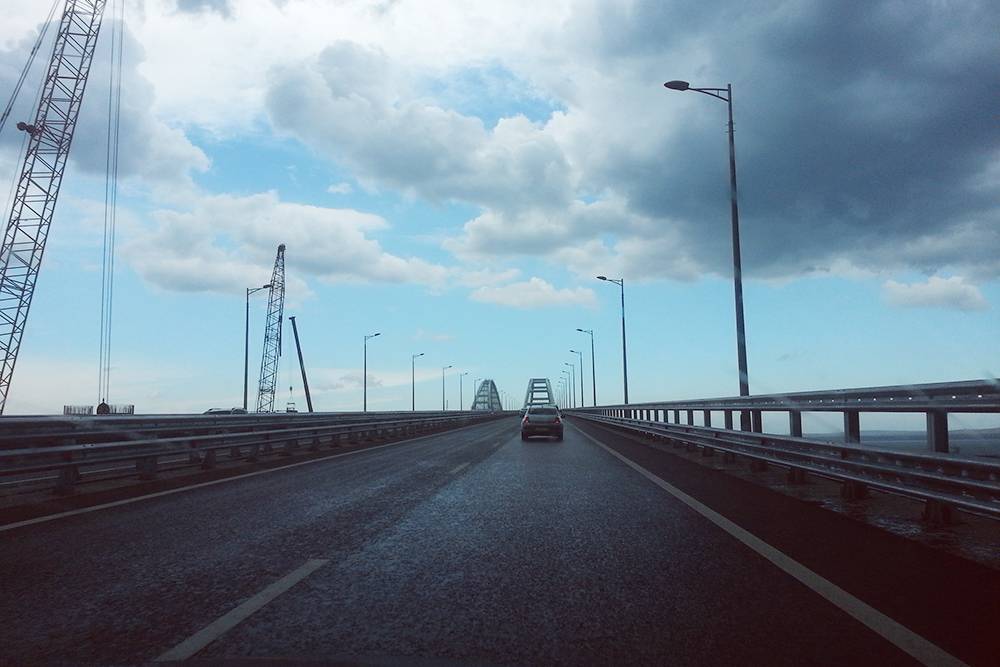 Когда едешь по Крымскому мосту, моря не видно. Ощущение, словно ведешь машину по обычной дороге