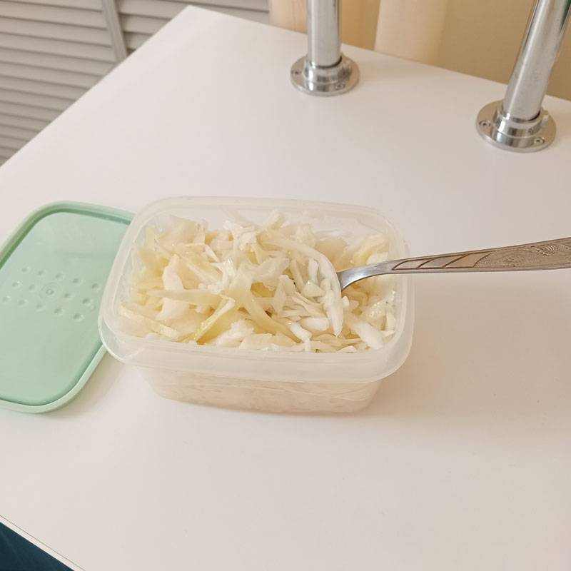 Капустный салатик. Иногда добавляю морковь, но это более легкий и менее затратный по времени вариант. В качестве заправки — уксус с подсолнечным маслом, соль и лимонный сок. Все по вкусу, точных пропорций не знаю
