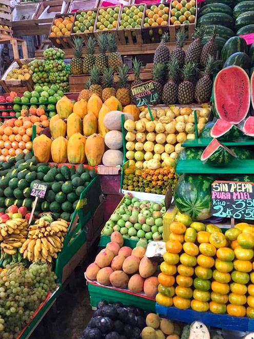 Фруктовые отделы на рынке Сан-Педро и в Лиме. За 24 соля (480 <span class=ruble>Р</span>) мы купили 3 банана, 5 киви, 5 мандаринов, ананас, гранат и черимойю