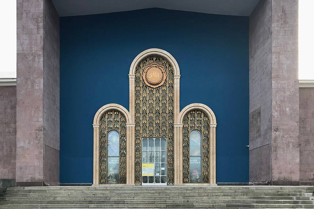 Пока Музей Рерихов на ВДНХ закрыт, можно посмотреть на него только снаружи