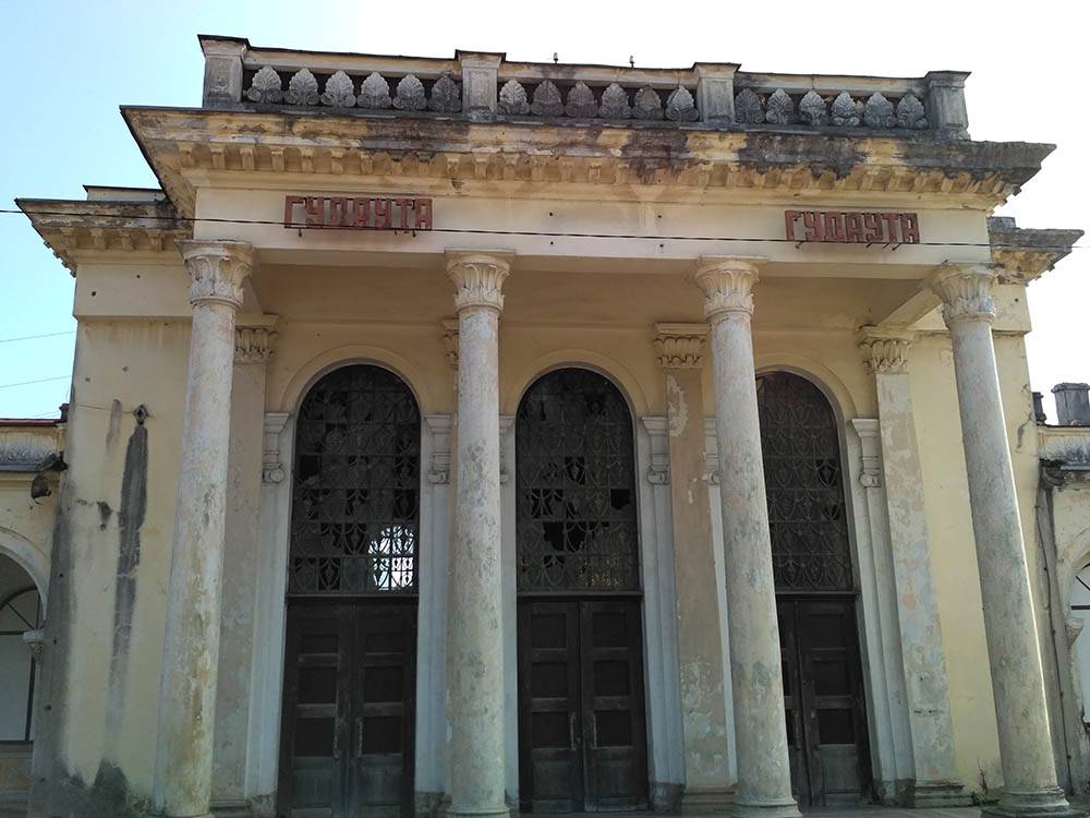 Железнодорожный вокзал в Гудауте. Внутри — обвалившийся потолок и надписи на стенах