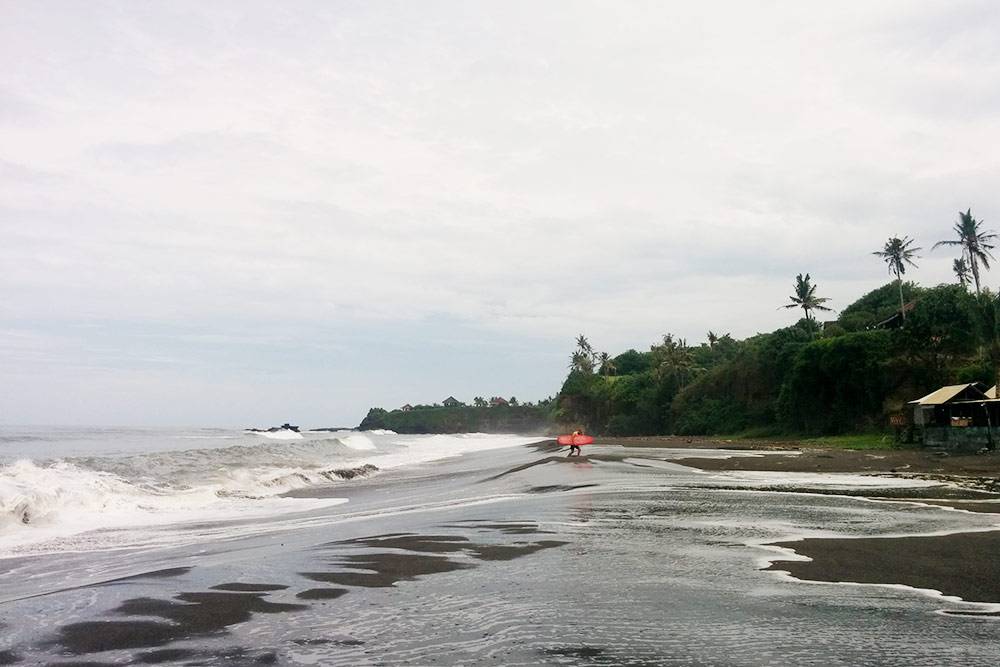 Чем севернее, тем темнее пляжи из-за песка вулканического происхождения. Белые и золотые пляжи есть на самом юге Бали: в Нуса Дуа и окрестностях. Это фото сделано чуть севернее Чангу