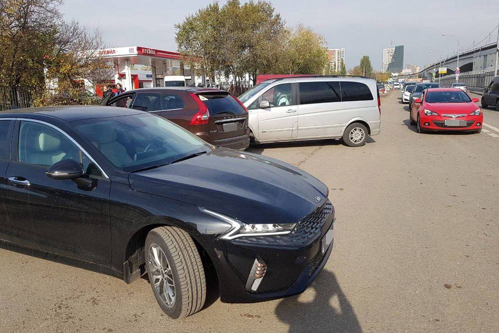 Наш автомобиль через неделю после покупки. Когда мы определились с маркой и комплектацией, то обзвонили несколько салонов. Мы сказали, что готовы купить автомобиль в тот&nbsp;же день, если стоимость дополнительных опций не превысит 100 000 <span class=ruble>Р</span> и есть готовый ПТС. Мы нашли такую машину во втором салоне