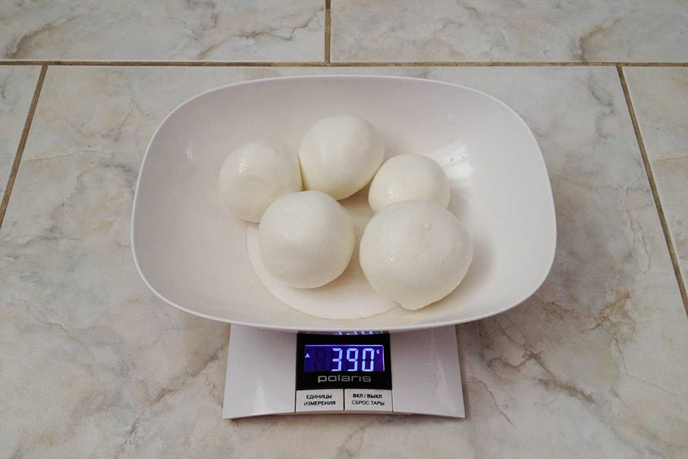 Готовая быстрая моцарелла, которую я сварила в Волжском. Выход продукта всегда разный, что влияет на его себестоимость: в этот раз из 4&nbsp;л молока у меня получилось 390&nbsp;г сыра — довольно мало. Хотя прежде бывало аж 472&nbsp;г. Я рассчитывала стоимость сыра, исходя именно из большого выхода